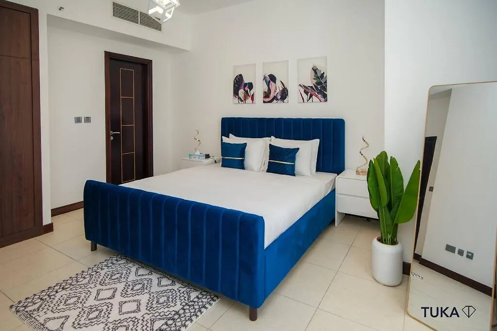 Skyline & Lake Views - Home Cinema - 1-Bhk - Prime Location Dubai Apartment